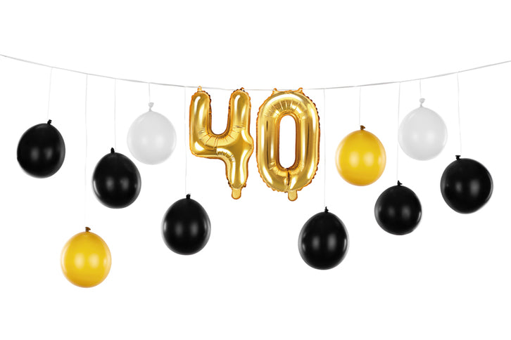 Balionų girlianda 3 in 1 - 40-ojo gimtadienio juodos, auksinė ir baltos spalvos, rinkinį sudaro: latekso balionai (10 vnt.), folijos balionai (2 vnt.), kaspinas (25 m) ir popierinis šiaudelis. Surinkus dydis apie 260 x 32 cm. Girliandą galima surinkti 3 būdais, yra instrukcija.