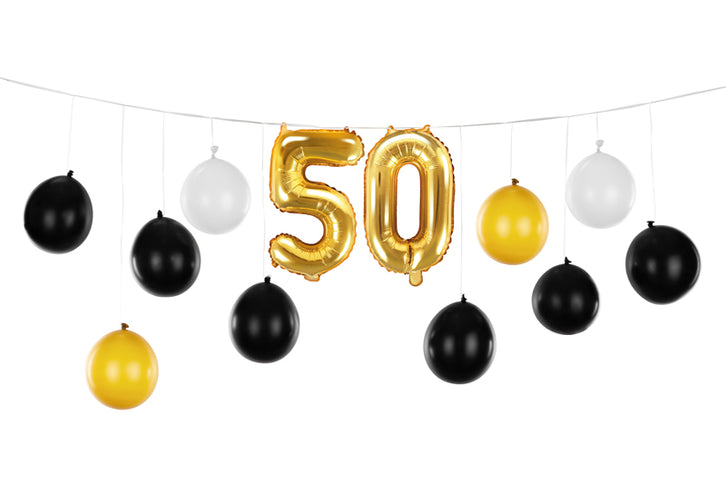 Balionų girlianda 3 in 1 - 50-asis gimtadienis, juoda, auksinė ir balta spalvos, rinkinį sudaro: latekso balionai (10 vnt.), folijos balionai (2 vnt.), kaspinas (25 m) ir popierinis šiaudelis. Surinkus dydis apie 260 x 32 cm. Girliandą galima surinkti 3 būdais, yra instrukcija.