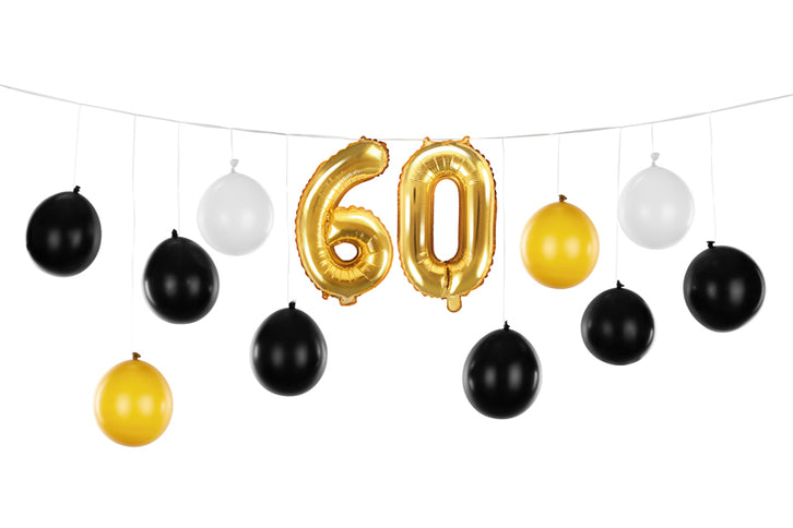 Balionų girlianda 3 in 1 - 60-asis gimtadienis, juoda, auksinė ir balta spalvos, rinkinį sudaro: latekso balionai (10 vnt.), folijos balionai (2 vnt.), kaspinas (25 m) ir popierinis šiaudelis. Surinkus dydis apie 260 x 32 cm. Girliandą galima surinkti 3 būdais, yra instrukcija.