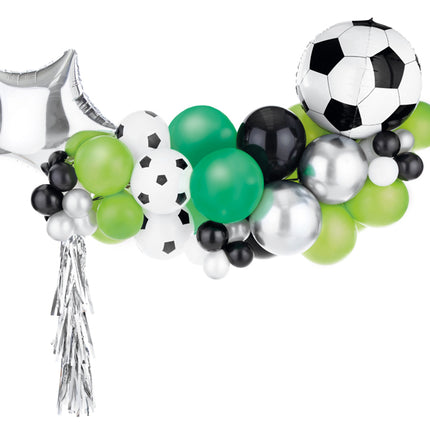 Balionų girlianda „Futbolas“, 150 x 126 cm. Rinkinį sudaro: balionai (48 vnt.), foliniai balionai (2 vnt.), girlianda (1 vnt.), popierinis šiaudelis (1 vnt.), lipni juostelė (30 vnt.), modeliuojami balionai (2 vnt.) ir 2,5 m girliandos juostos. Yra instrukcija.