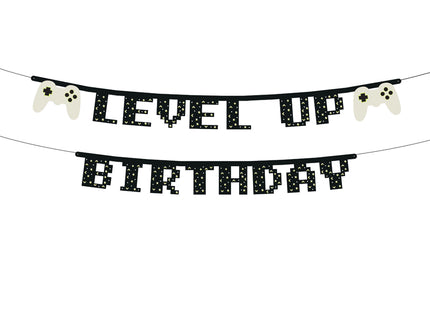 Girlianda su užrašu "Level up Birthday", juodos spalvos raidės bei šviesiai pilkos spalvos žaidimų pulteliai. Iš viso yra 15 raidžių bei 2 pulteliai, aukštis apie 13 cm, banerio ilgis apie 2,5 m. DYI produktas - lengvai pasidaryk pats.