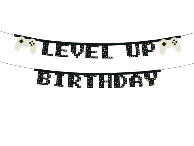 Girlianda su užrašu "Level up Birthday", juodos spalvos raidės bei šviesiai pilkos spalvos žaidimų pulteliai. Iš viso yra 15 raidžių bei 2 pulteliai, aukštis apie 13 cm, banerio ilgis apie 2,5 m. DYI produktas - lengvai pasidaryk pats.