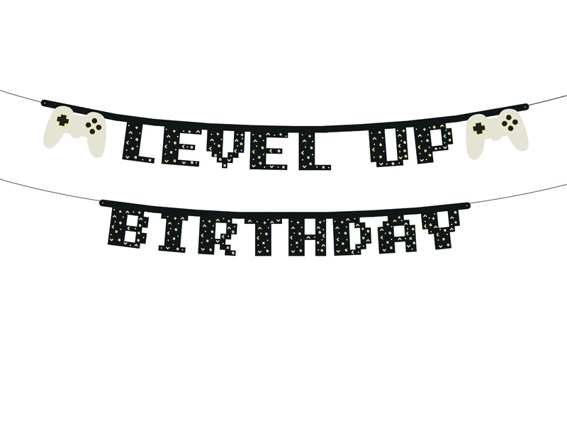 Girlianda su užrašu "Level up Birthday", juodos spalvos raidės bei šviesiai pilkos spalvos žaidimų pulteliai. Iš viso yra 15 raidžių bei 2 pulteliai, aukštis apie 13 cm, banerio ilgis apie 2,5 m. DYI produktas - lengvai pasidaryk pats.