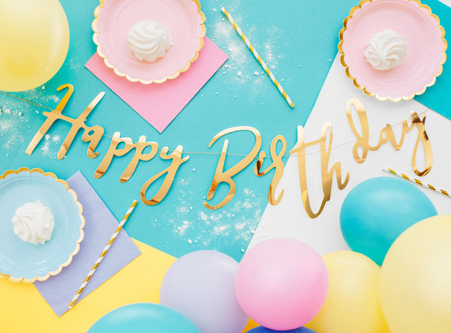 Vėliavėlių girlianda "Happy Birthday" iš veidrodinio aukso spalvos popieriaus, dydis: aukštis apie 16,5 cm, ilgis apie 62 cm.