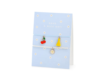 Mėlynos spalvos atvirukas su ramunių žiedais bei užrašu „Have a nice day!