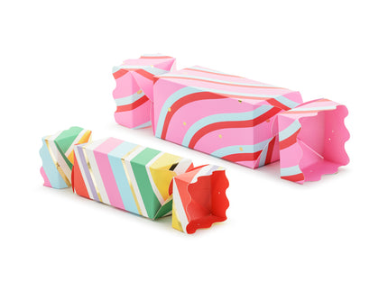 Dovanų dėžutės „Saldainiukai“. Rinkinį sudaro 2 spalvotos popierinės dėžutės. Dydžiai po sulankstymo – apie 7 × 37 × 7 cm ir 9 × 47 × 9 cm. DIY produktas - reikia surinkti patiems.