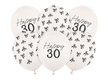 Lateksiniai balionai su kaspinėliais „30“. Pastelinės baltos spalvos, dydis apie 30 cm. Su spauda. Rinkinyje 6 vnt. balionų. Švęskite jubiliejų tinkamai!
