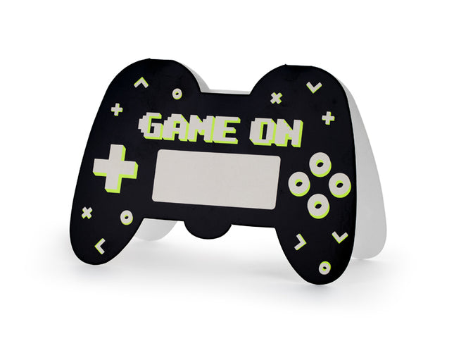 Popieriniai kvietimai "Gamepad", juodos spalvos su spalvotu atspaudu, žaidimų kilimėlio formos, apie 16 x 11,5 cm dydžio. Rinkinyje yra vokų. (6 vnt.)